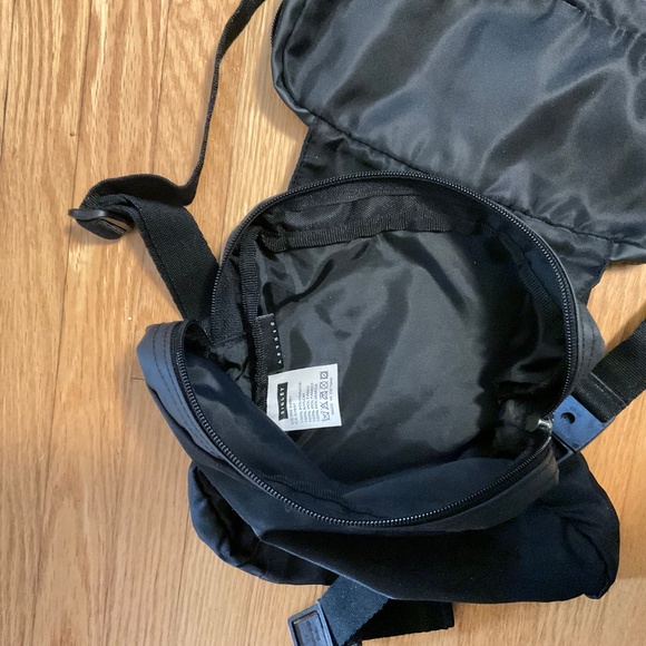 NWOT Sisley small cross body bag. - Picture 3 of 5